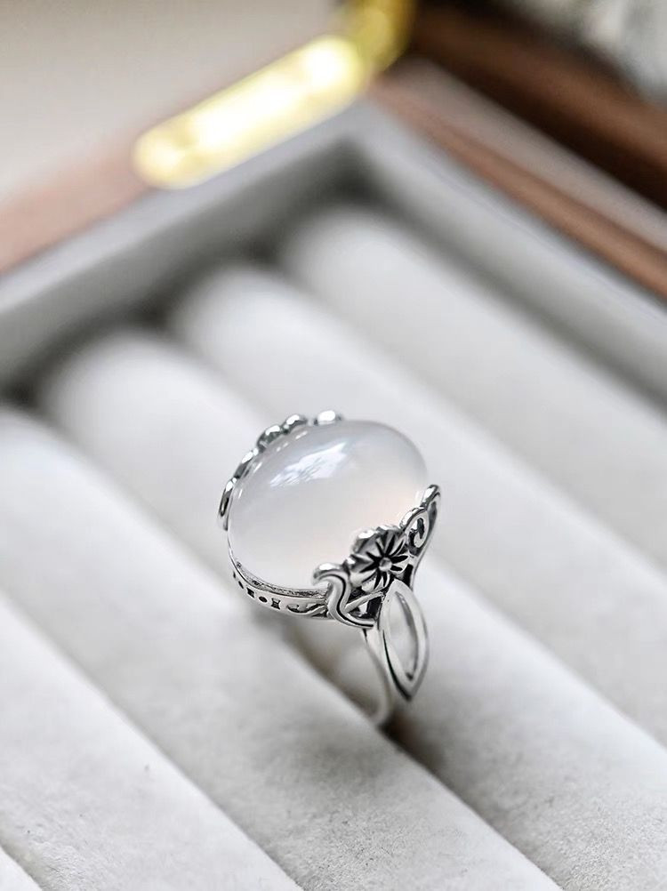 Genuine sterling silver white chalcedony white crystal atmospheric live ring female retro light luxury high-end egg-sha