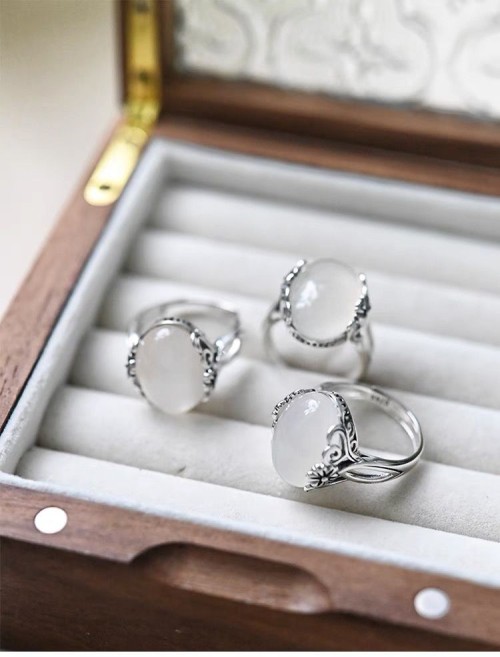 Genuine sterling silver white chalcedony white crystal atmospheric live ring female retro light luxury high-end egg-sha